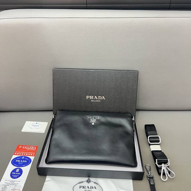 Prada 普拉达 多功能牛皮手拿包单肩包男士斜挎包 采用精湛镶嵌细工，实物拍摄 原厂原版面料 配送防尘袋 28 X 18 Cm。