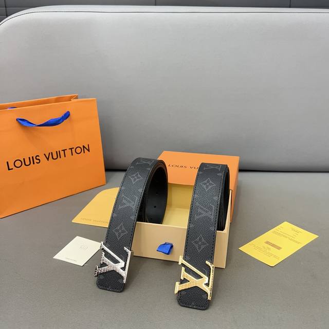 Louisvuitton 路易威登 钢扣 原单牛皮腰带 男士经典款皮带 时装搭配必备款 优质扣头 采用原厂牛皮带身 机械打孔 高品质全套包装 礼盒 礼袋 小票