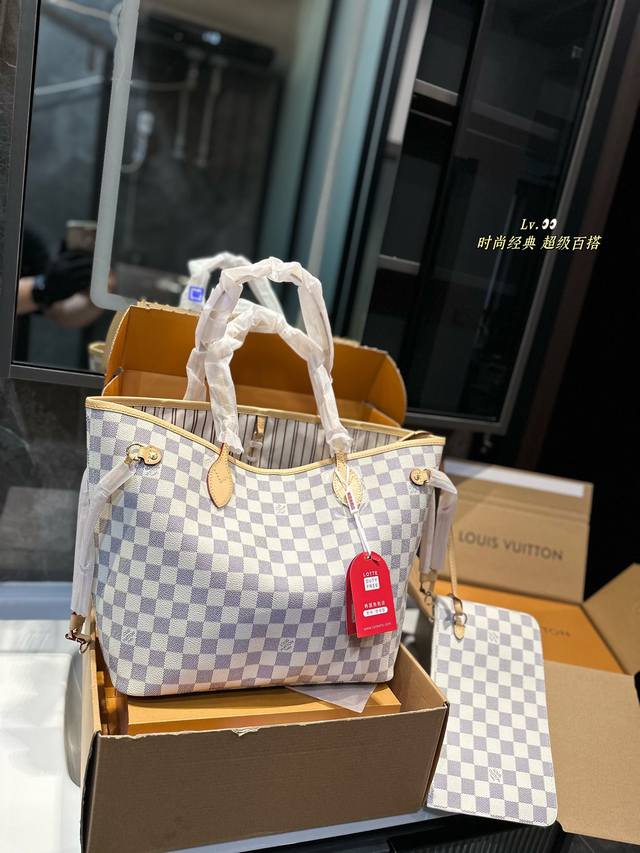 礼盒包装 原单lv Neverfull 购物袋！入门级的款式哦！绝对的终身款！此物经典不言而喻！街拍和实用都是非常nb的选择！大家拿到后可以感受下，皮质颗粒之间