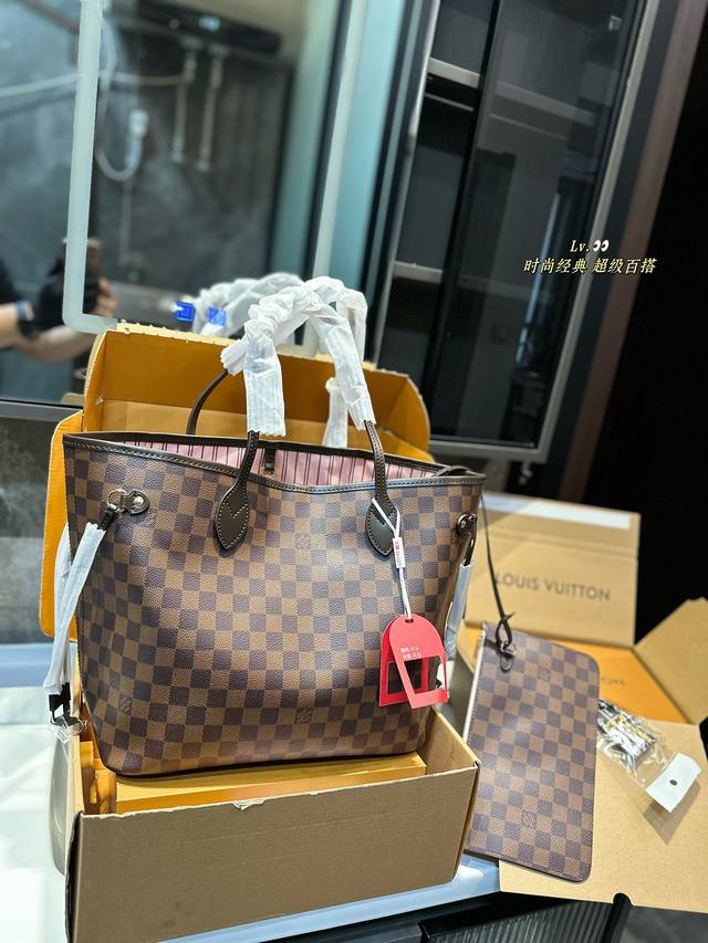 礼盒包装 原单lv Neverfull 购物袋！入门级的款式哦！绝对的终身款！此物经典不言而喻！街拍和实用都是非常nb的选择！大家拿到后可以感受下，皮质颗粒之间