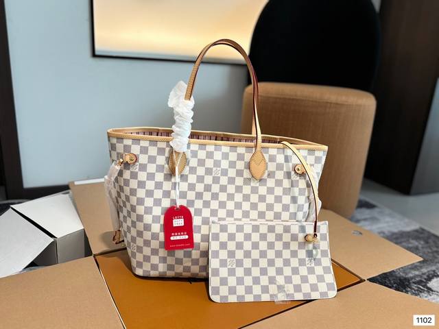 礼盒包装 原单lv Neverfull 购物袋！入门级的款式哦！绝对的终身款！此物经典不言而喻！街拍和实用都是非常nb的选择！大家拿到后可以感受下，皮质颗粒之间