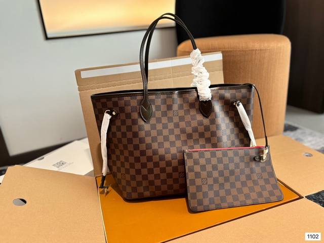 礼盒包装 原单lv Neverfull 购物袋！入门级的款式哦！绝对的终身款！此物经典不言而喻！街拍和实用都是非常nb的选择！大家拿到后可以感受下，皮质颗粒之间