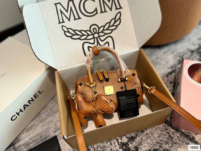 Mcm Mini Nano 枕头包 Mcm Ss21 Mini Nano 枕头包 可爱到爆炸 青岛原厂，可单肩，斜挎，手提，大小非常合适，搭配头层牛皮，全方位对