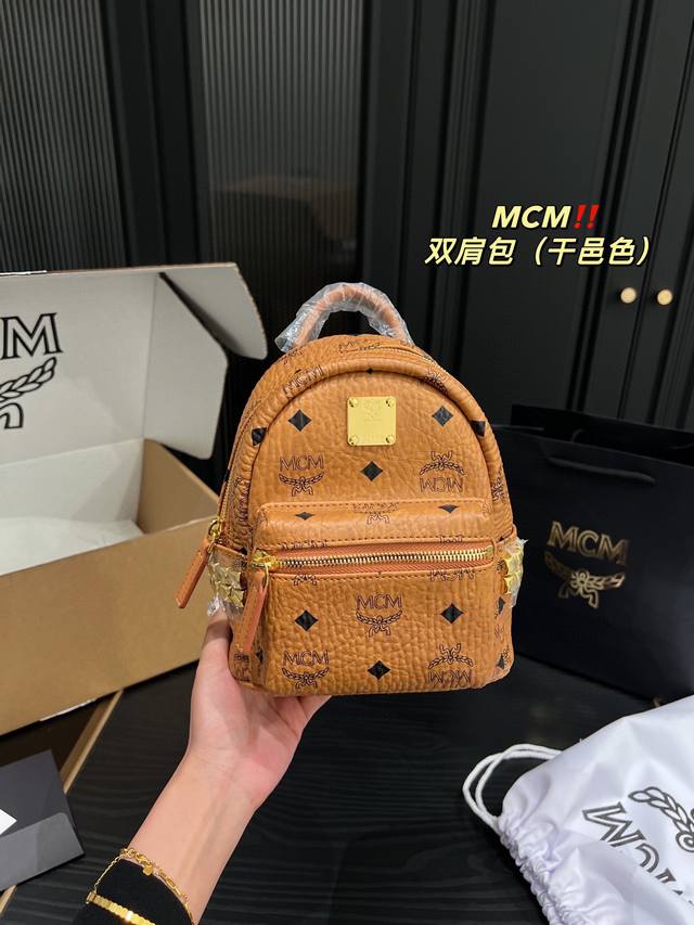 大号 尺寸41.33 中号 尺寸33.27 小号 尺寸27.21 迷你 配盒尺寸21.17 Mcm双肩包 说到mcm大家就想到了双肩包 实用且减龄，连小朋友都可