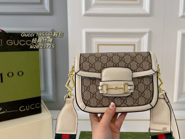 折叠盒 Size：21×15 Gucci 古驰新款1955马鞍包 经典马衔扣金属logo， 复古气息十足 质感超，肩带自由调节～ 优雅经典，超级百搭款！