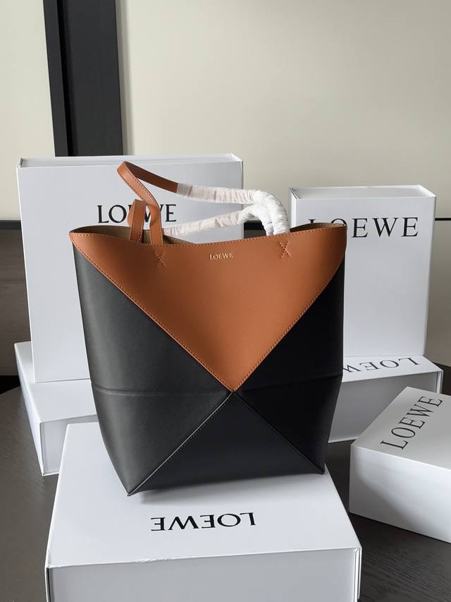 配盒 升级版 Size：上宽25*22Cm 小 上宽39*33Cm 大 Loewe Puzzle 新款 Tote 新晋顶流～ 可以折叠的包包 出行很方便哟