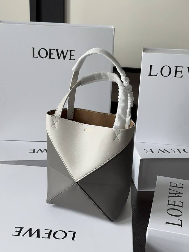 配盒 升级版 Size：上宽25*22Cm 小 上宽39*33Cm 大 Loewe Puzzle 新款 Tote 新晋顶流～ 可以折叠的包包 出行很方便哟