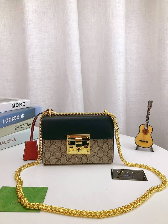 折叠礼盒包装 Gucci Padlock 高级 月光宝盒 肩背包、此款颇具结构感的肩背包采用高级人造帆布精心打造，肩带搭配从典藏设计中直接取用的钥匙锁扣设计。钥