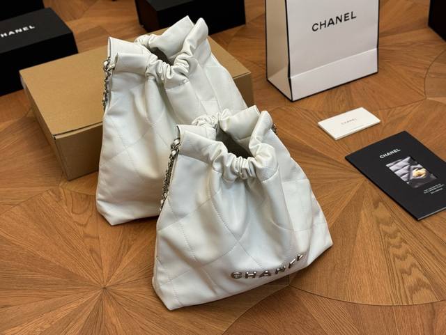 飞机盒 升级版 Size：36*36Cm 30*30Cm 太好搭配了呜呜呜 Chanel 22Bag更酷哦！ 升级后皮子摸着更舒服 更雾面哑光一点 软软糯糯的质