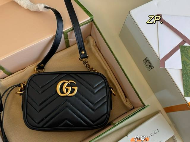 小号 折叠盒飞机盒 Size：18×11 Gucci 古驰新款marmont 相机包 采用波浪纹绗缝皮革，细腻柔软！ 复古金属配件，超实用 利用率高，容量超大！