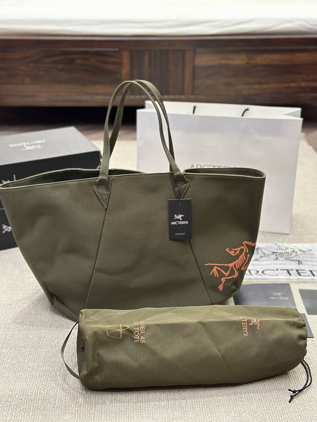 原版布 Carrier 45 Gear Tote Arc'Teryx 始祖鸟 Carrier 45 托特包的全新配色 这款手提袋简单耐用，可容纳您的装备，方便上