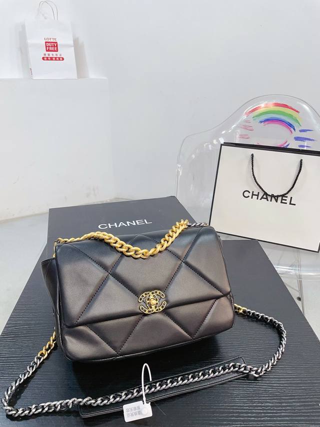 礼盒包装 Chanel19 Bag 香奈儿 Cha.Nel19手袋jennie，刘雯，欧阳娜娜同款 在ch.Anel秋冬秀上出现的手袋无疑是今年秋冬最热门的包包