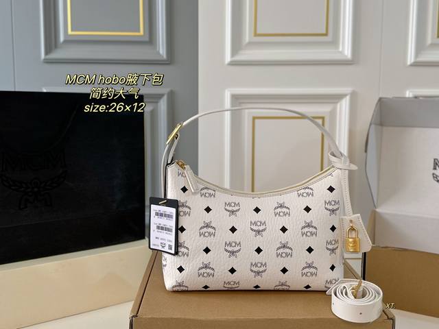 飞机盒 Size：26×12 Mcm24新品 Hobo腋下包 外形简约大气，包身轻便！ 四色选，配有延长肩带！ 可背、可拎，大小适中～ 适合各种场合，百搭实用款