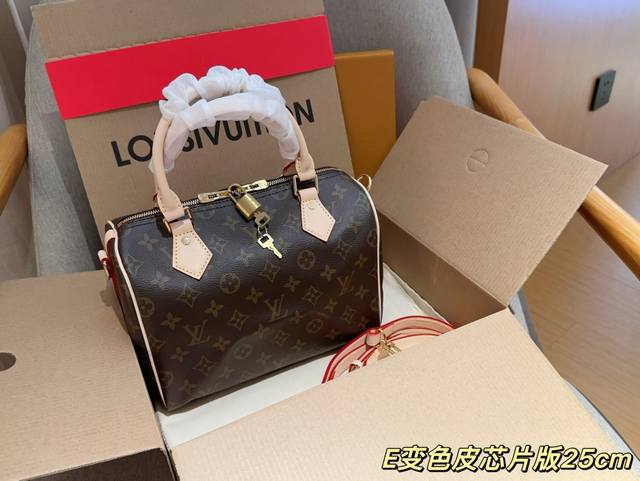 变色皮芯片版 Lv 路易威登 经典变色皮枕头包 尺寸25Cm 礼盒包装飞机箱