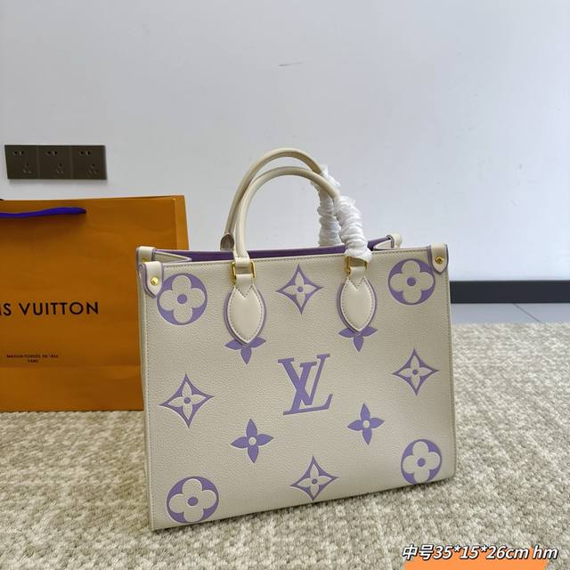 无盒 Lv 爆款购物袋 丛林系列 购物袋 Mini Onthego 购物或周末出游 拎起 Onthego 手袋即刻出发 Lv 新款 购物袋大花新料拼色 每一面都