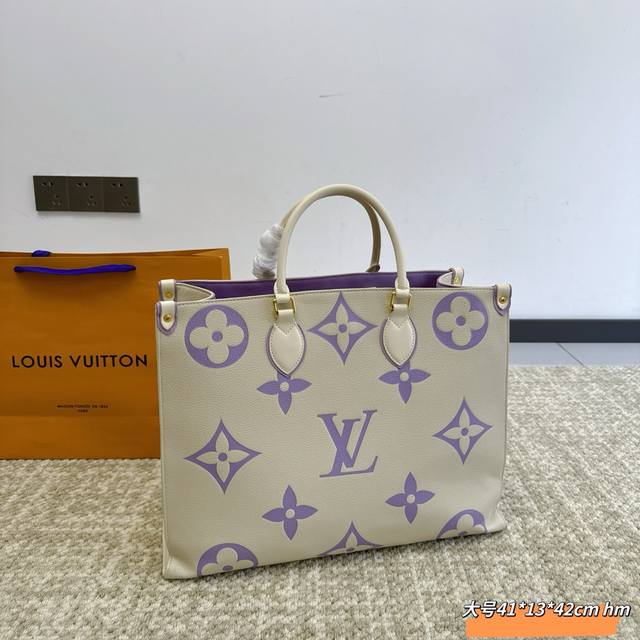 无盒 Lv 爆款购物袋 丛林系列 购物袋 Mini Onthego 购物或周末出游 拎起 Onthego 手袋即刻出发 Lv 新款 购物袋大花新料拼色 每一面都