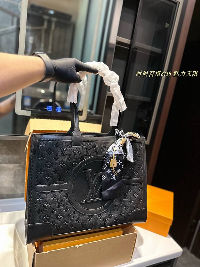 Lv新品，非常实用和百搭.这个款满轻便又耐用的一款 容量也ok尺寸：42 32