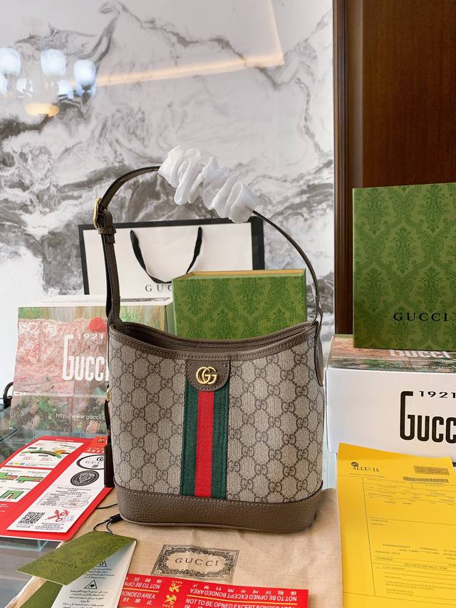 礼盒包装 Gucci Ophidia 老花又一神作 超级轻质好看的 Gucci Ophidia新成员 真的太太太好用了！ 经典花色搭配最新包型 轻便，容量也杠杠