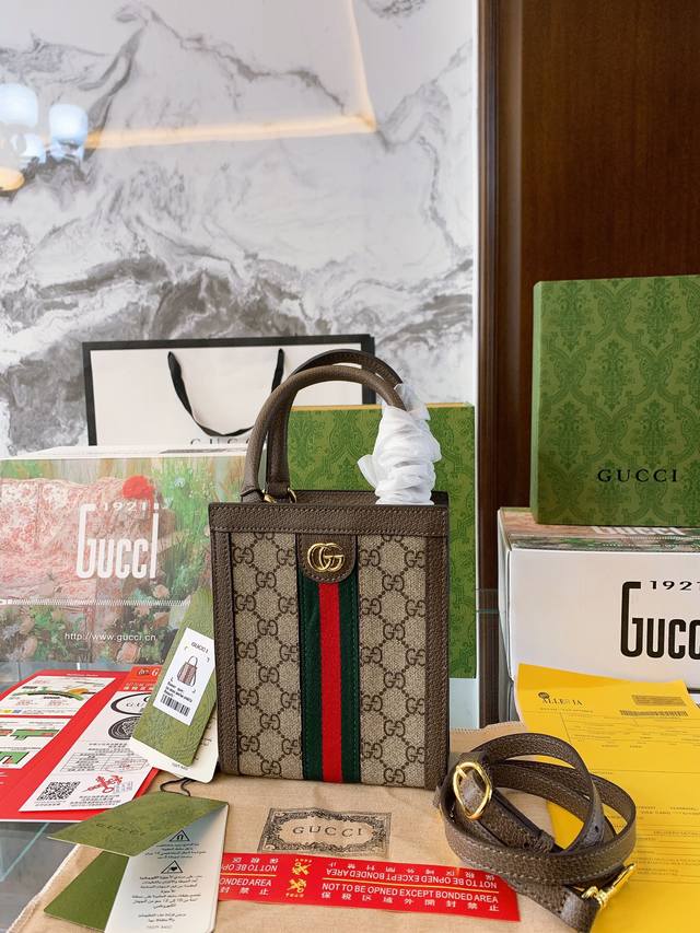 折叠礼盒官网飞机箱” Gucci 新款琴谱包 小tote 完全是新风格！ 超大容量 高级感满满 真的好好看！ 尺寸：15.20Cm