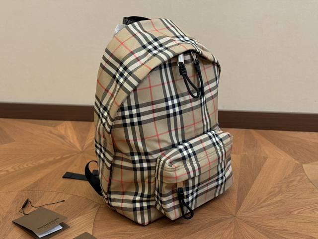 无盒 轻便又容量 Size：30*40Cm 巴宝莉双肩包 这款背包以标志性burberry Trench风衣的独创面料作为灵感来源， 采用与棉质嘎巴甸同为密织结