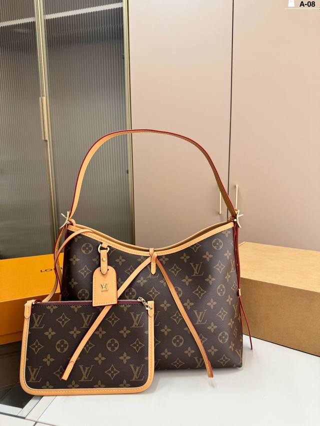 Lv Carryall 新款购物袋 这款包真的太好看了vintage 的精髓体现的淋漓尽致，灵感源自档案馆的复古细节 尤其值得称道的莫过于可脱卸式拉链手包，挺括