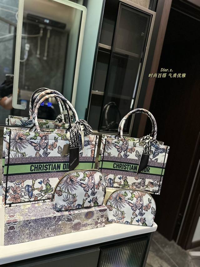 折叠礼盒 Dior 原版布提花 Dior Book Tote今年最喜欢的一款购物袋 Tote我用的次数最多的包，因为容量超级大，不管什么东西都向里面放，当然凹造