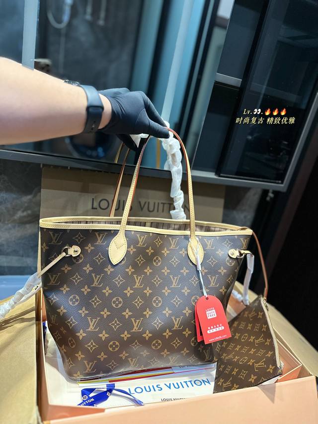 原单lv Neverfull 购物袋！入门级的款式哦！绝对的终身款！此物经典不言而喻！街拍和实用都是非常nb的选择！大家拿到后可以感受下，皮质颗粒之间空袭分明，