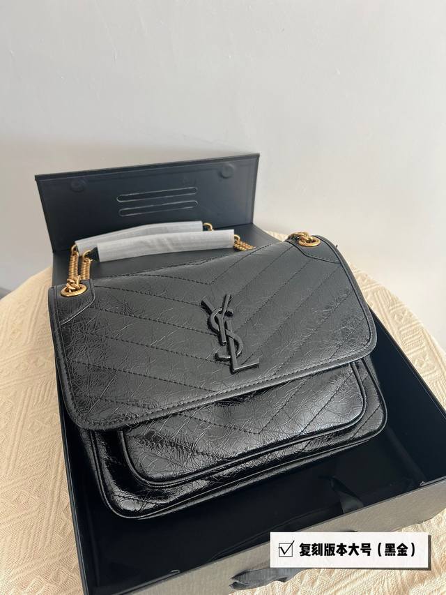 折叠礼盒 大号 奶茶色 断货王niki又出新花样！圣罗兰 Ysl Niki的标志性logo，罗缎内里，磁性四合扣，隔层多，实用率超级高！超级容易打理的必入款！