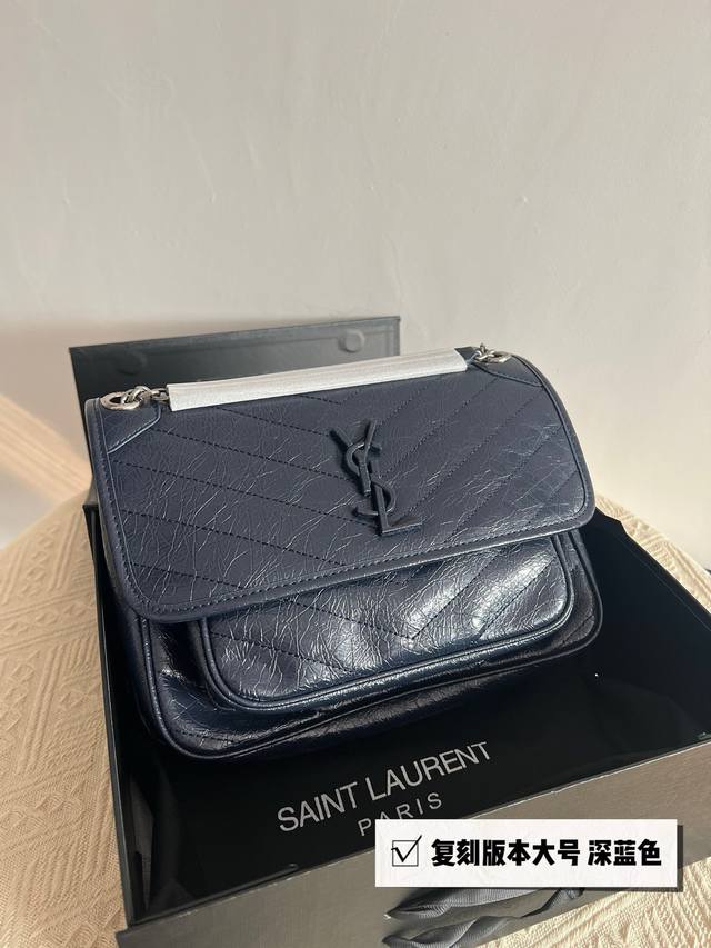 折叠礼盒 大号 奶茶色 断货王niki又出新花样！圣罗兰 Ysl Niki的标志性logo，罗缎内里，磁性四合扣，隔层多，实用率超级高！超级容易打理的必入款！