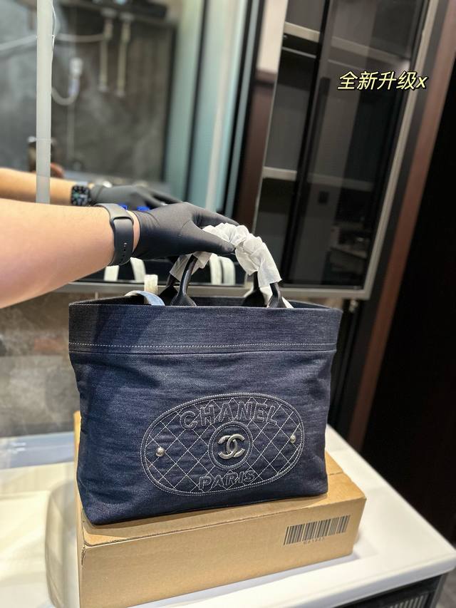 只美式海军风的中古chanel.牛仔沙滩包太好搭配了~牛仔布的材质摸着很舒服 Chanel Vintage美式条纹海军风tote沙滩包成色很不错，还是耐磨耐用的