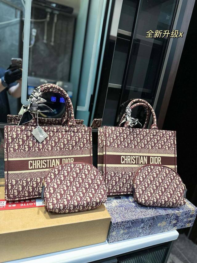 折叠礼盒 Dior Book Tote今年最喜欢的一款购物袋 Tote我用的次数最多的包，因为容量超级大，不管什么东西都向里面放，当然凹造型也是必须有的，这款d