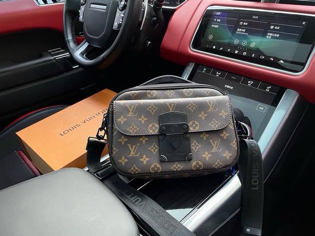 高端货 新款 “Louis Vuitton”Lv邮差包m45806 S Lock 邮差包本款 S Lock 邮差包由 Monogram Macassar 帆布制