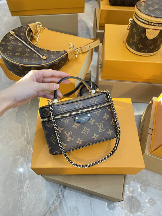 顶原版 折叠礼盒 官网飞机箱 Lv Vanity Chain Pouch 手袋，非常经典的链条盒子化妆包，别小看这个小盒子包哦，重磅五金非常的多，成本比一般的大