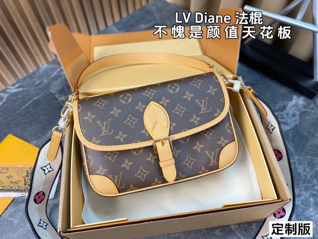 配全套包装 定制版 Lv Diane 法棍 手袋配有一根皮肩带 一根刺绣肩带 都可拆卸 容量日常足够用 皮带式的扣扣是磁铁开合 双肩带的配置让复古的气质中又带着