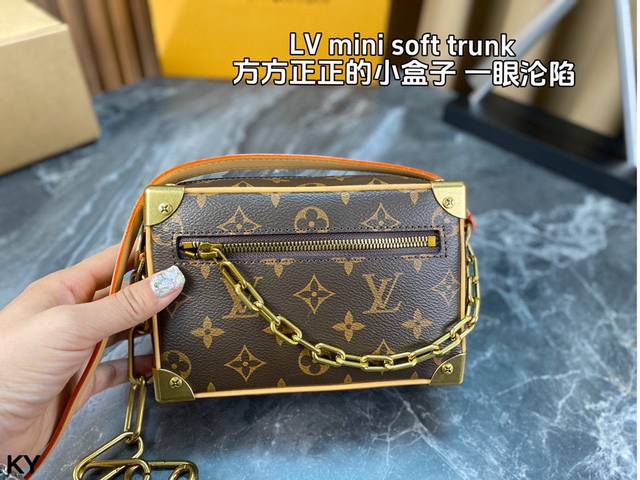 配全套包装 Lv Mini Soft Trunk老花软盒子包 酷劲十足 现在最流行的就是软盒子包 再也不用担心磕磕碰碰 或者掉落地上磨花了包包边角的金属也不用担