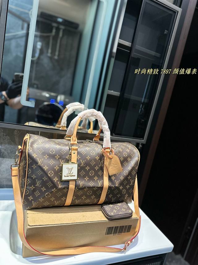 超酷中lv Keepall老花旅行袋 Lvkeepall 出差旅行最常用的一只包 这是超酷的一只包配送镜子钱包 可以做健身包，也可做旅行袋 容量超级感人非常的实