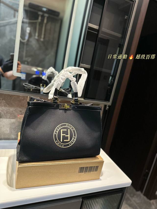 Fendi 芬迪 88 周年之际，Peekaboo 系列诞生了，也顺理成章地成为了殿堂级献礼。Peekaboo 在英文中的意思是“躲猫猫”，Fendi手袋，质感