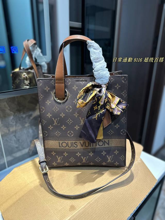 Lv 中古 Tote 斜挎包 网红爆款 这款包真是太有味道了 浓浓的复古风情 的精髓体现的淋漓尽致 挺括明快的线条与丰富的经典设计细节彰显独特魅力：时尚而实用的