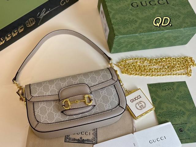 配盒 Size：23×13 Gucci 古驰新款1955马鞍包 经典马衔扣金属logo， 复古气息十足 质感超，肩带自由调节～ 优雅经典，超级百搭款！