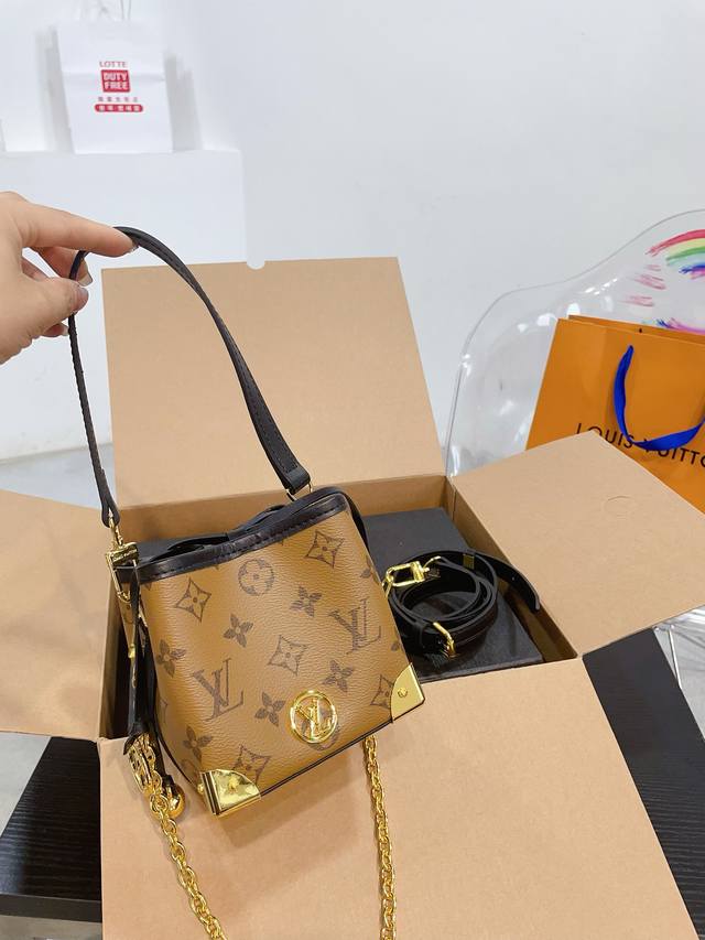 全套飞机盒 Lv家新品 Noe Purse 小烧麦真的巨可爱！ 包包的容量还 放不下手机 两条肩带！一长一短 肩带可以调节哦！ A0019尺寸12.12.12