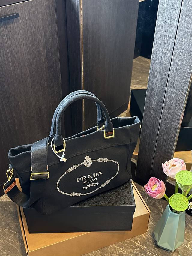 配盒子 Prada 丹宁tote 又是心动prada托特的一天. 松弛慵懒的tote包真的爱惨了 普拉达 Tote 购物袋 上身满满的高级感！ 日常通勤必备哦！