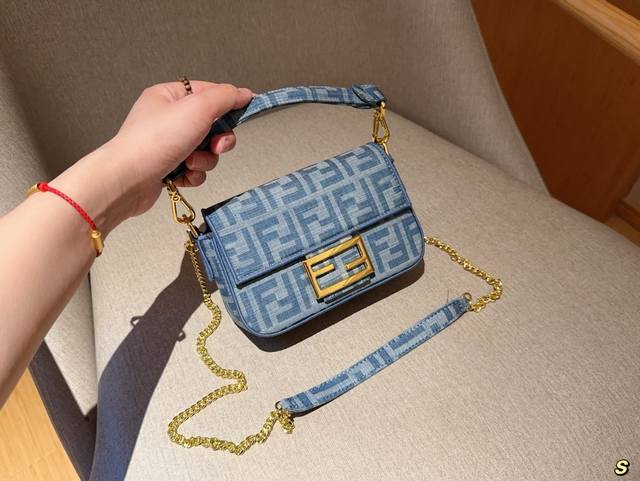 芬迪fendi 经典vintage帆布牛仔布料mini 手提法棍包链条包 尺寸18×10×5 礼盒包装