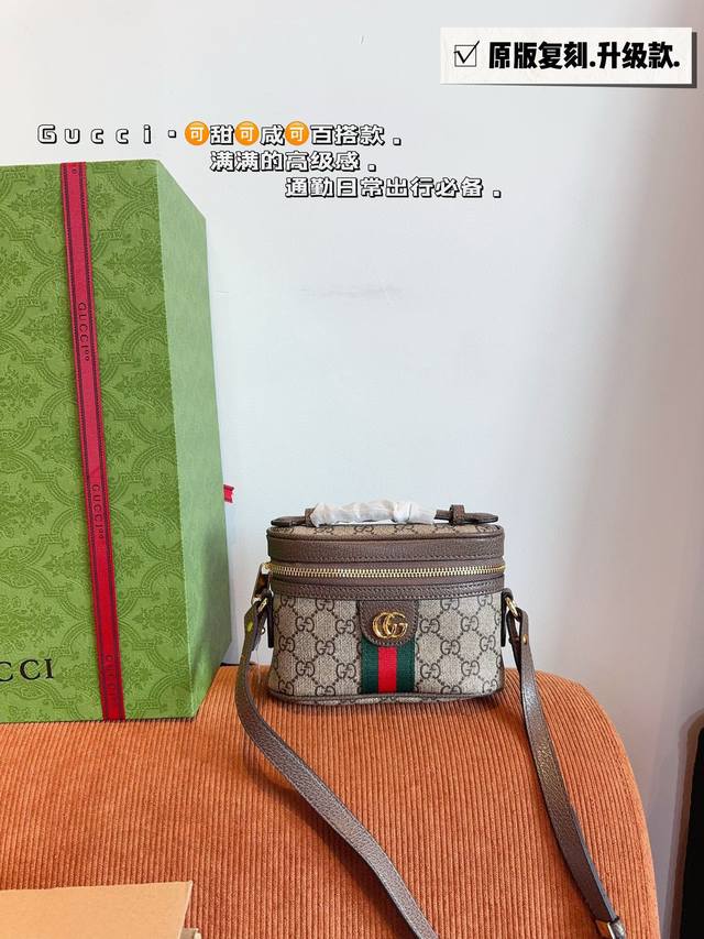 配礼盒 Gucci Marmont 经典新款 化妆包 Marmont作为经典王牌的新成员， 作为宠儿精选的人员，以标志 Gg字母交织融合， 全新设计风格化妆包，