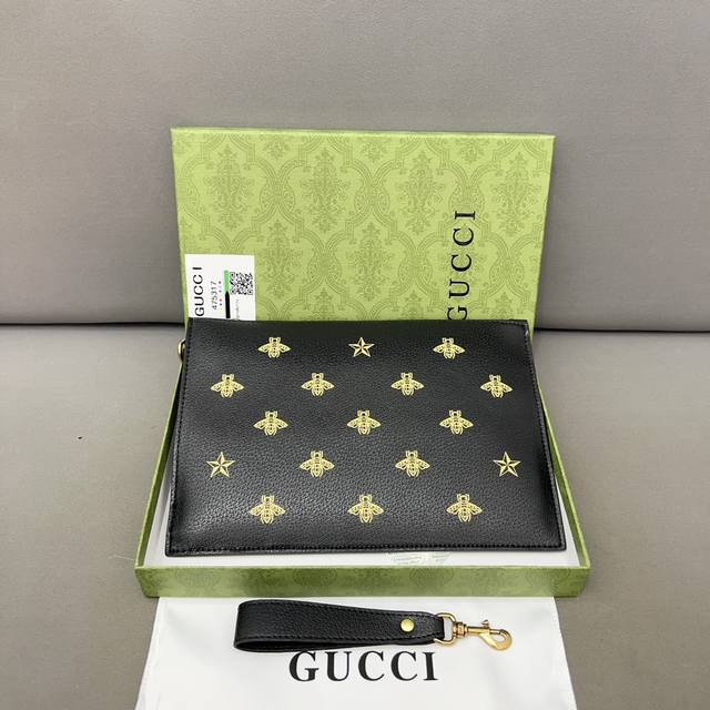 Gucci 古奇 印花手拿包 Gg印花手袋 手包 采用精湛镶嵌细工，实物拍摄 原厂原版面料 配送原版礼盒 29 X 19Cm。