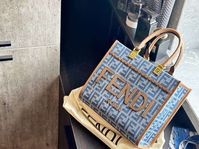 原单 折叠礼盒 送丝巾 Fendi 丹宁牛仔托特包tote 好看又酷炫的芬迪包包，Logo的设计。 Fendi托特包“阳光手提袋” 字母蛇皮logo手工缝线设计