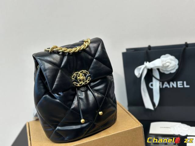 折叠盒 尺寸19*25Cm 香奈儿chanel 19Bag双肩包 超级经典又时髦 意外的百搭 耐看精致 日常出街