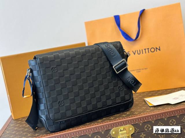 全套包装 Lv Outdoor邮差包 规格:L26.0Xh20.0Xw10.5Cm 男包推荐~Iv Outdoor邮差包害 通勤包必备款，真的很推荐这款，可以斜