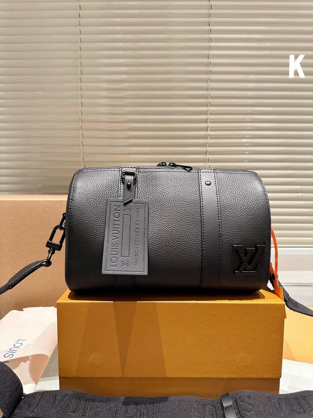 Lv X Nigo Keepall Xs 21 枕头包 手袋是一款理想的都市手袋。 标志性的造型与经典的 Monogram 帆布，加之多种携带方式和奢华的天然牛