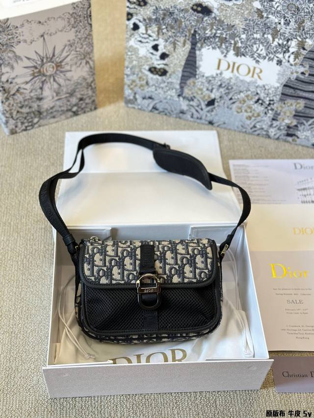 原版布 牛皮 Dior Camp邮差包，随性精致，超级心动了今年 今年的新款真的非常好看 打破了对传统“优雅、女人味”的定义讲诉健康活力的优 雅与美丽 有喜欢的