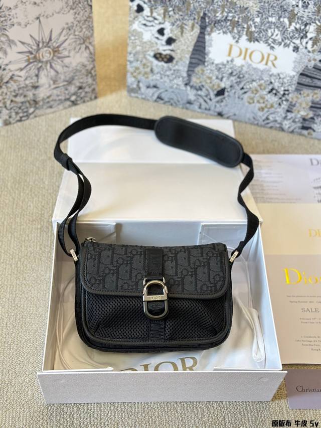 原版布 牛皮 Dior Camp邮差包，随性精致，超级心动了今年 今年的新款真的非常好看 打破了对传统“优雅、女人味”的定义讲诉健康活力的优 雅与美丽 有喜欢的